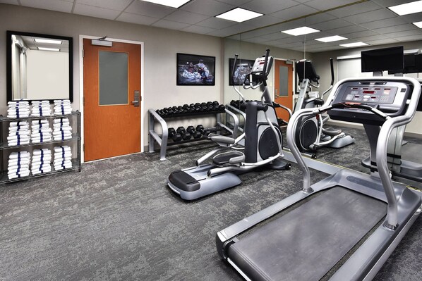 A gym with treadmills, dumbbells, and a mirrored wall. - Fairfield by Marriott Inn & Suites Richmond Innsbrook (Richmond)