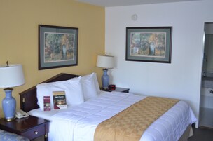 Cofres nos quartos, escrivaninha, ferros/tábuas de passar roupa