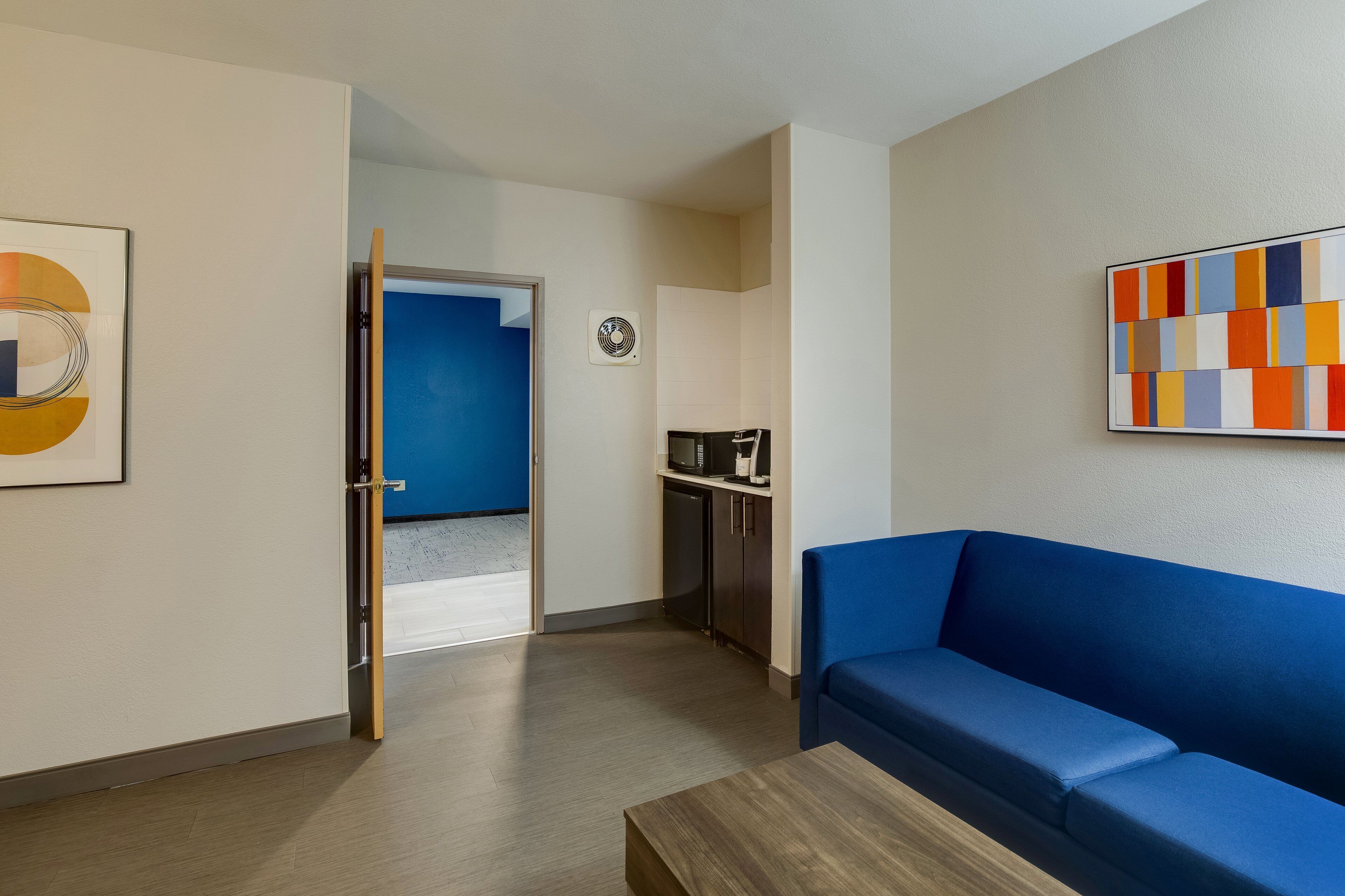 Suite, 1 soverom | Dundyner, safe på rommet, skrivebord og blendingsgardiner