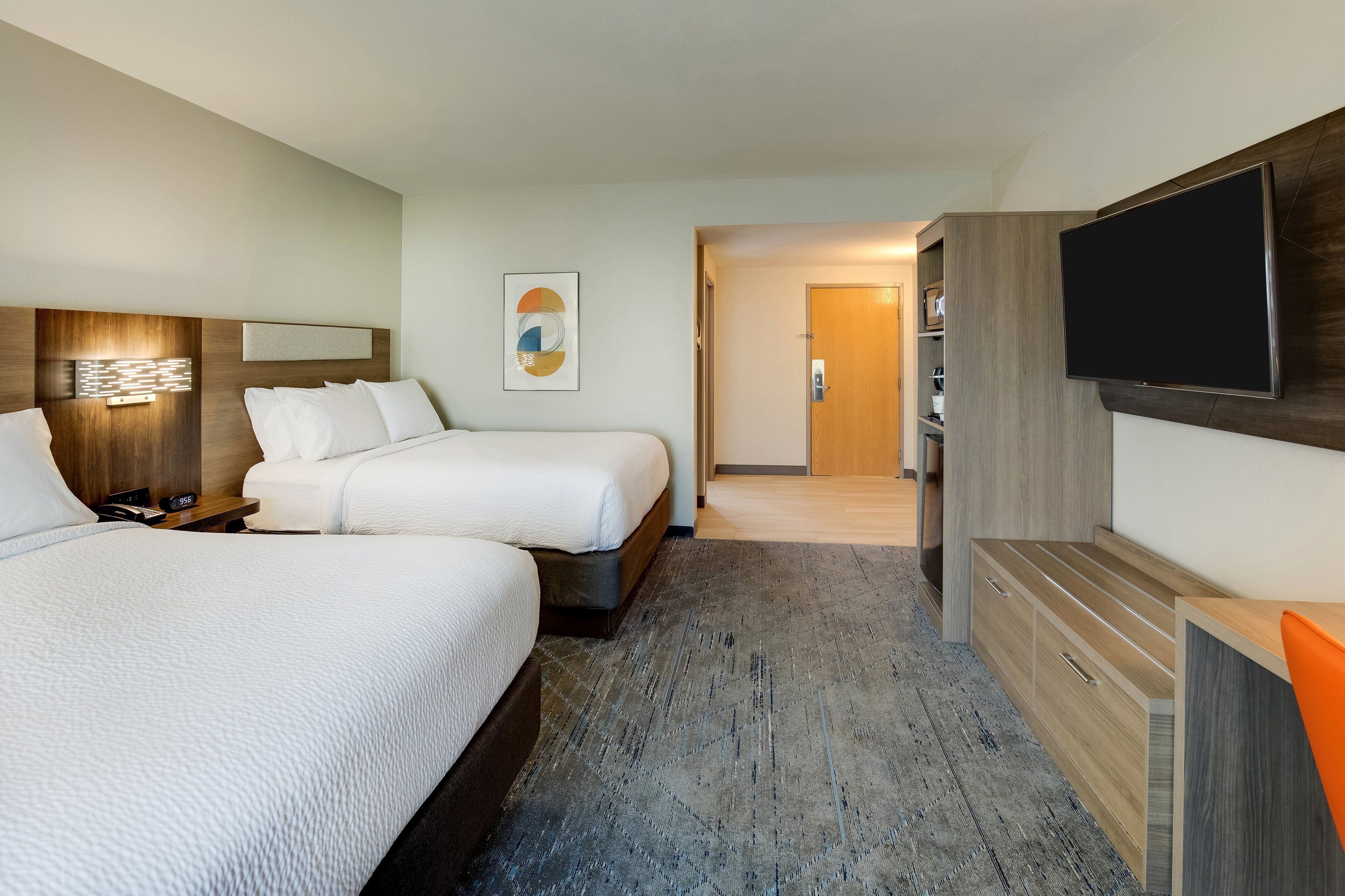 Down comforters, in-room safe, desk, blackout drapes