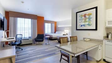 Suite, 2 Tempat Tidur Queen (Add Living Area) | Meja kerja, ruang kerja ramah laptop, dan tirai kedap cahaya