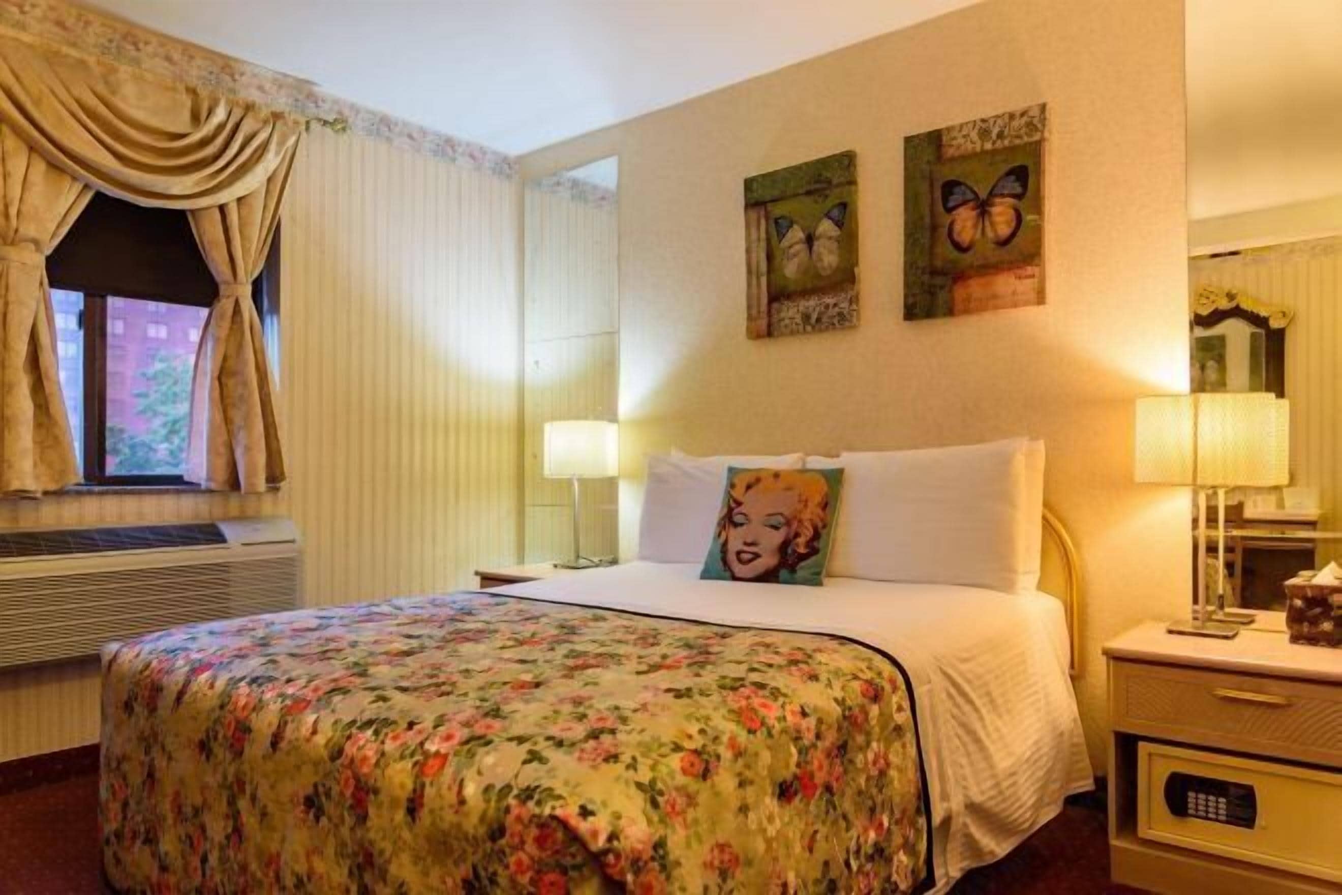 Escritorio, espacio para trabajar con laptop y wifi gratis 