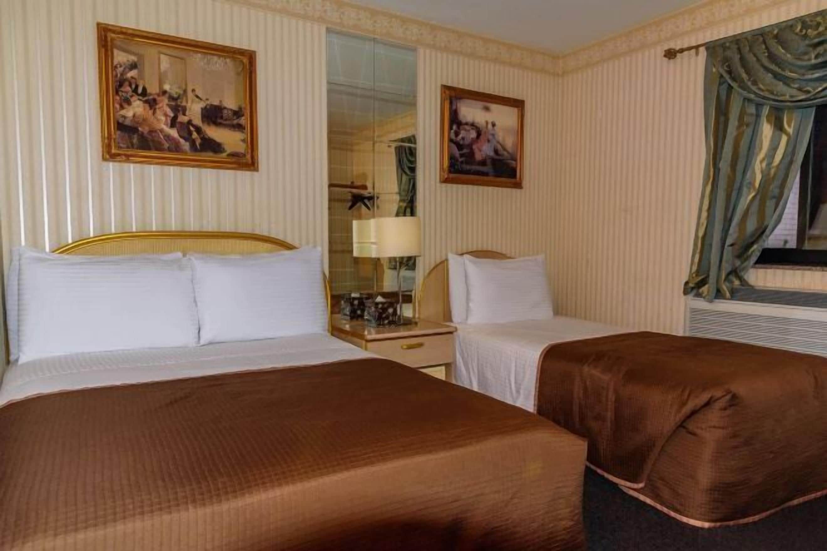 Escritorio, espacio para trabajar con laptop y wifi gratis 