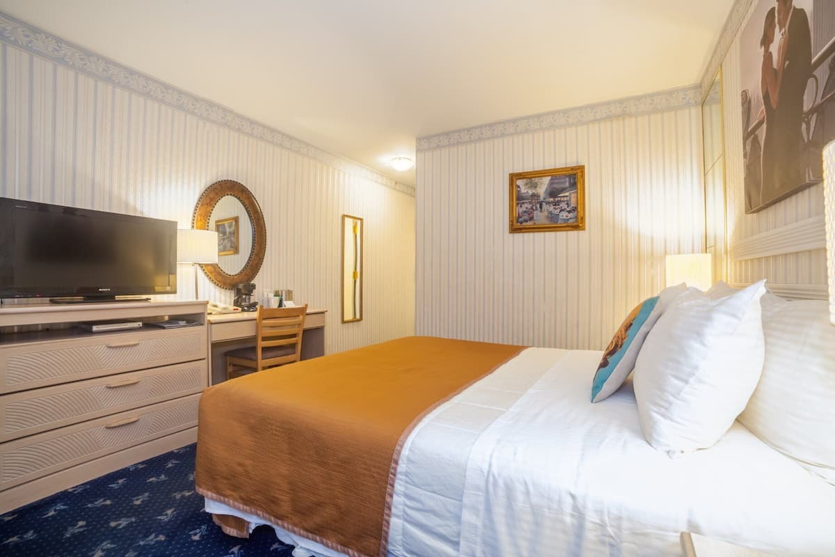 Basic Room, 1 Queen Bed, Non Smoking | Desk, laptop workspace, free WiFi, bed sheets