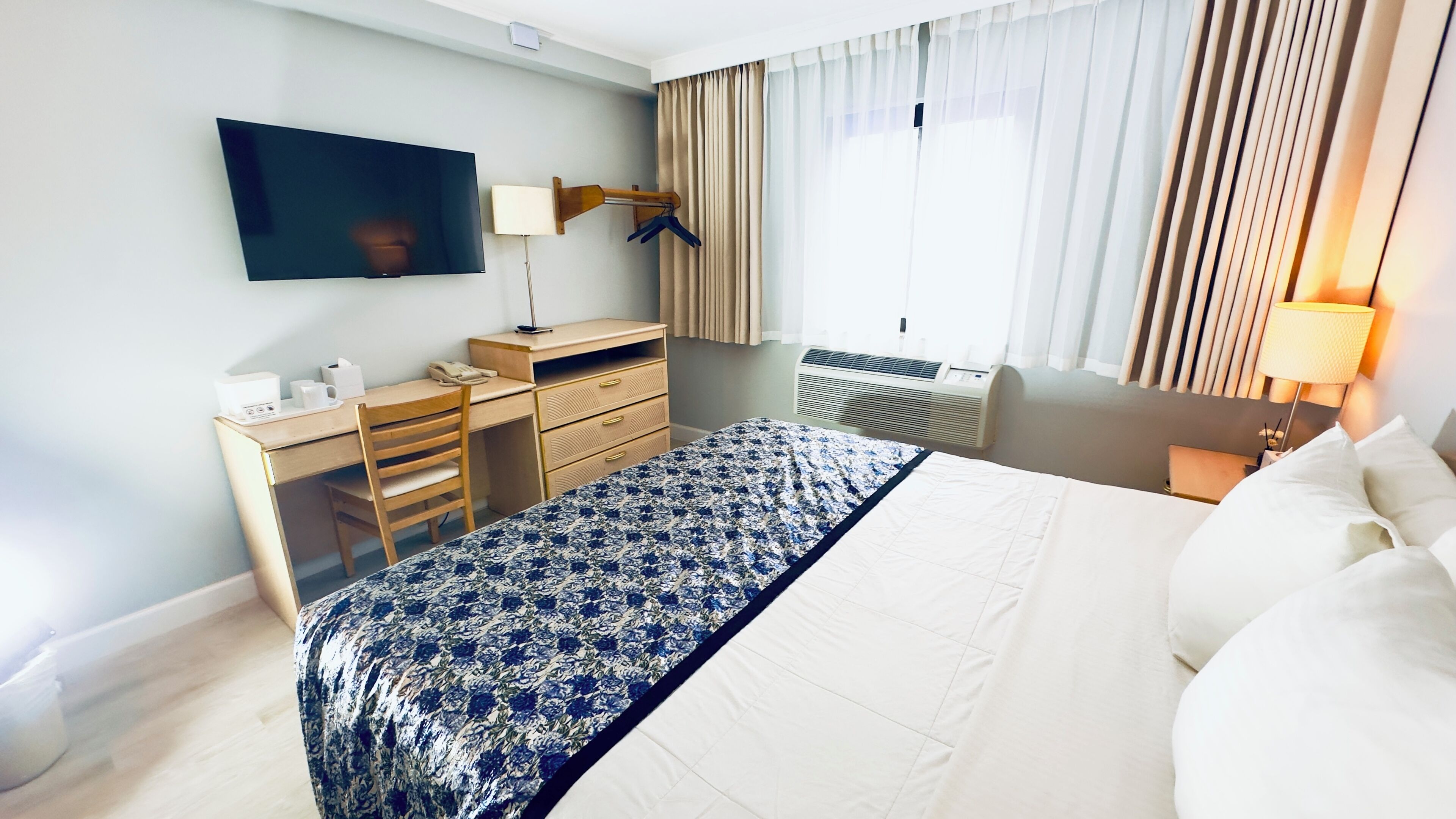 Basic Room, 1 Queen Bed, Non Smoking | Desk, laptop workspace, free WiFi, bed sheets