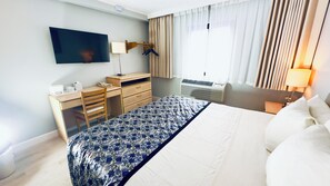 Camera Basic, 1 letto queen, non fumatori | Una scrivania, postazione laptop, Wi-Fi gratuito, lenzuola