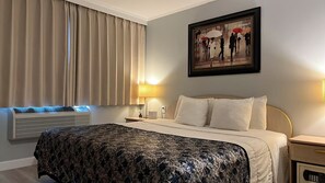 Desk, laptop workspace, free WiFi, bed sheets - Flushing Central Hotel 88 (Flushing)