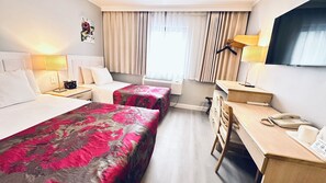 Desk, laptop workspace, free WiFi, bed sheets - Flushing Central Hotel 88 (Flushing)