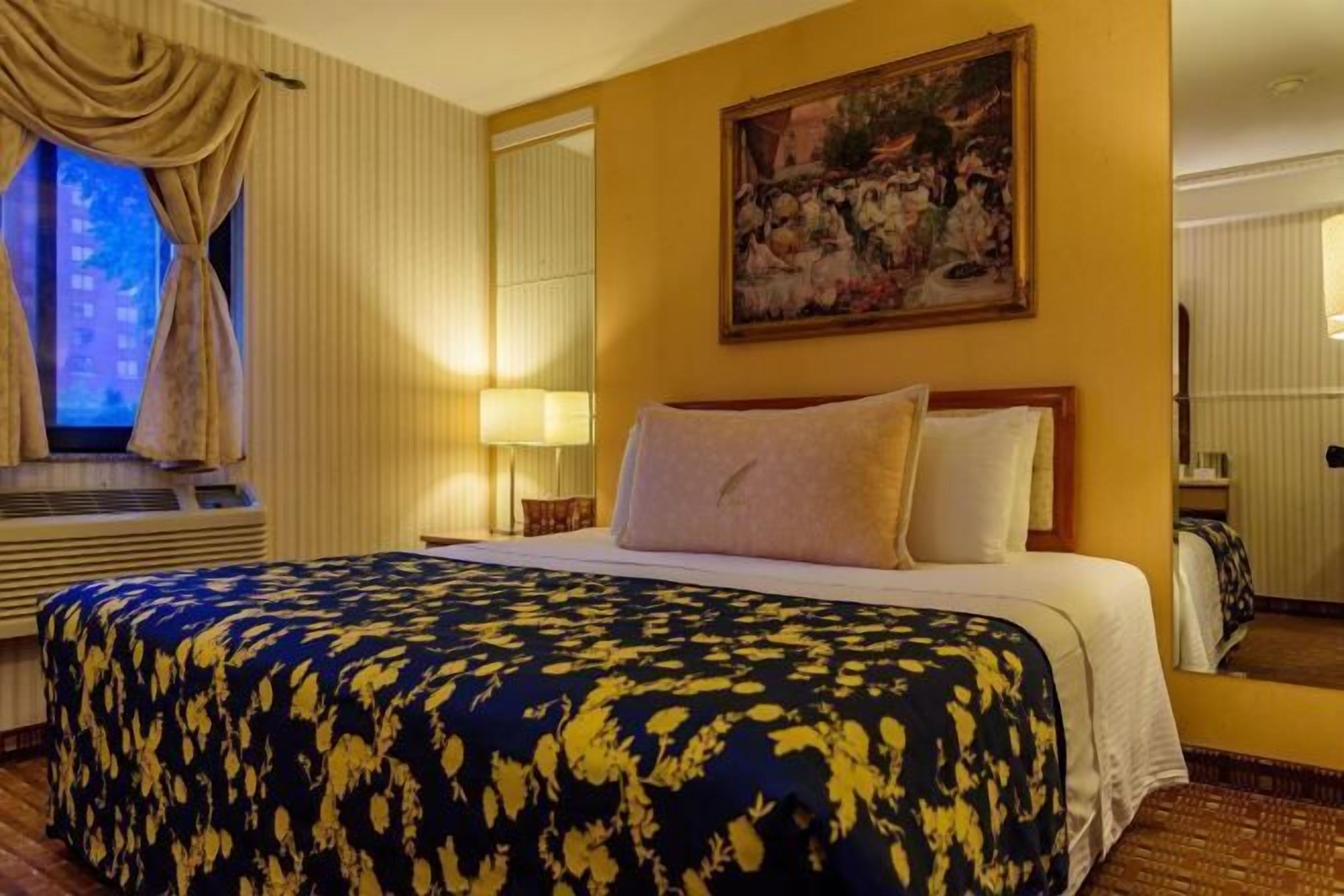 Escritorio, espacio para trabajar con laptop y wifi gratis 