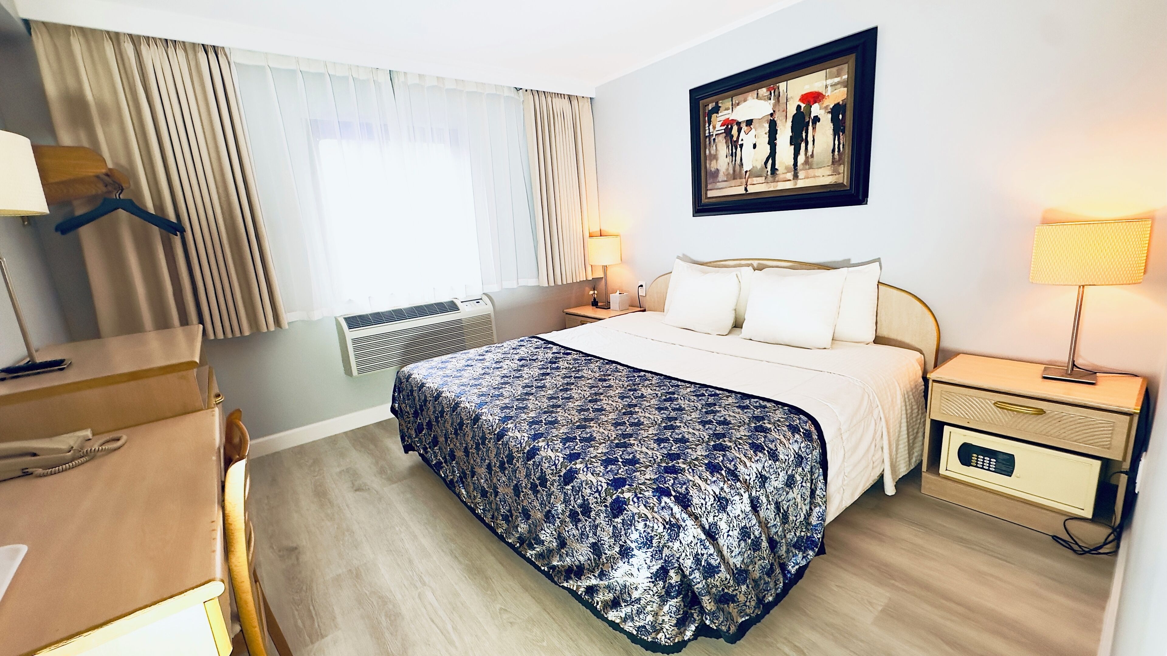Basic Room, 1 Queen Bed, Non Smoking | Desk, laptop workspace, free WiFi, bed sheets
