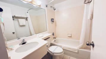 Combined shower/bathtub, free toiletries, hair dryer, towels