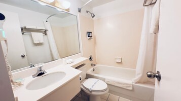 Bañera con ducha, artículos de tocador gratuitos, secador de pelo