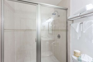 Amenidades de baño gratuitas, secadora de cabello, toallas 