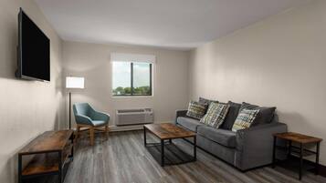 Suite Deluxe, 1 habitación, para no fumadores (Efficiency, 2 Queen Beds) | Escritorio, tabla de planchar con plancha, internet y ropa de cama