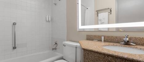 Un baño moderno con bañera, inodoro y lavamanos.