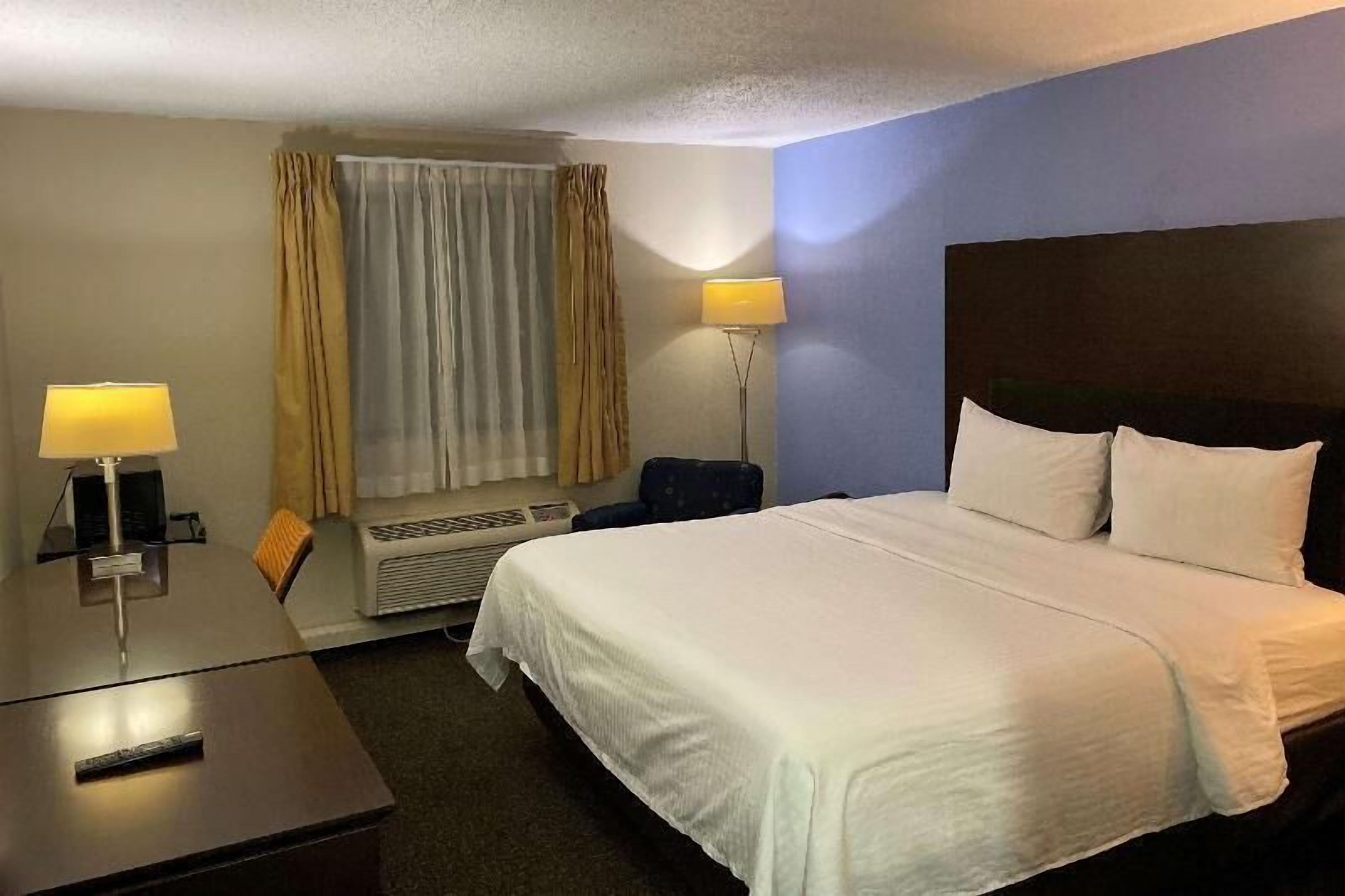 Desk, iron/ironing board, Internet, bed sheets