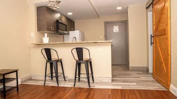 Suite Deluxe, 1 habitación, para no fumadores (Efficiency, 2 Queen Beds) | Escritorio, tabla de planchar con plancha, wifi gratis y ropa de cama