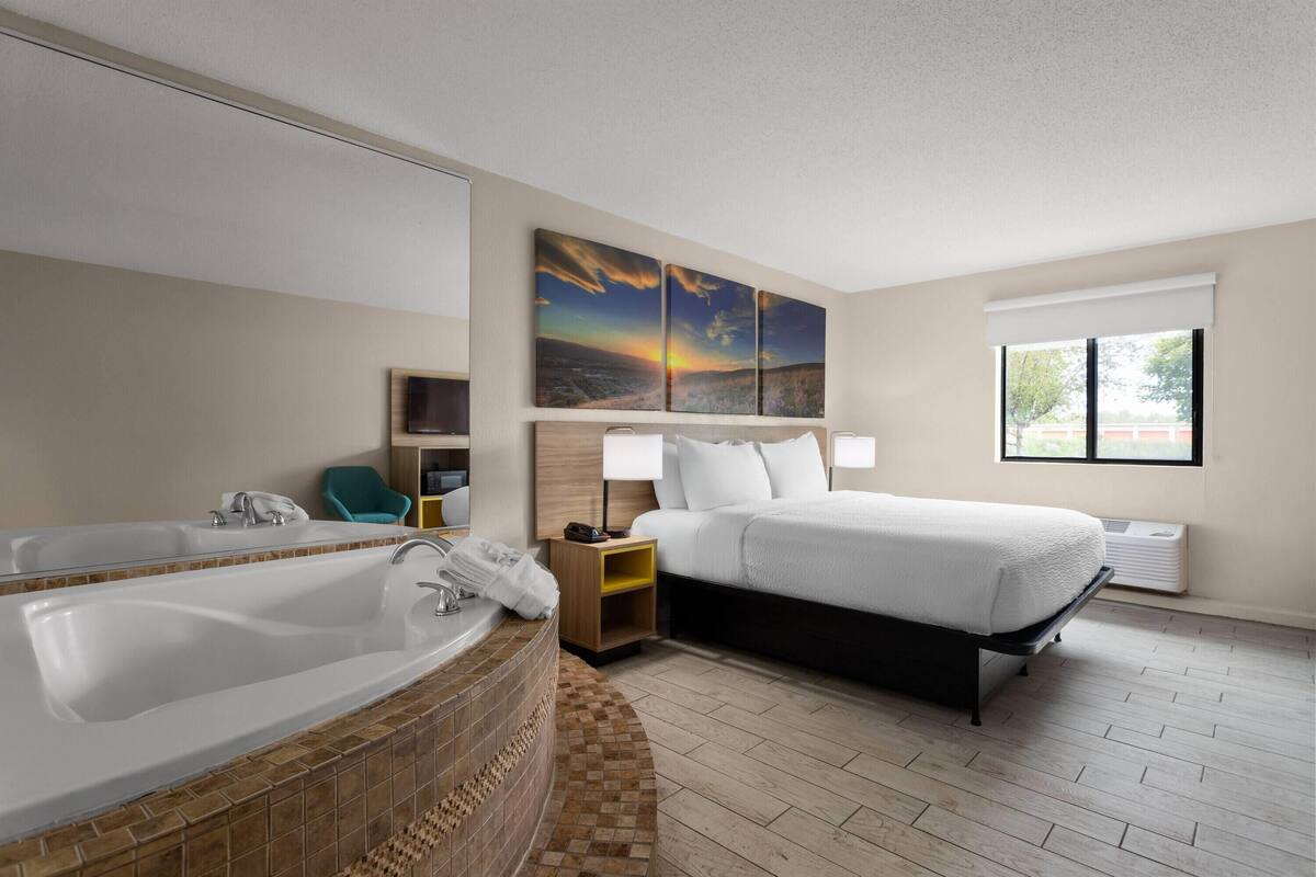 Deluxe Studio Suite, 1 King Bed, Non Smoking | Jetted bathtub