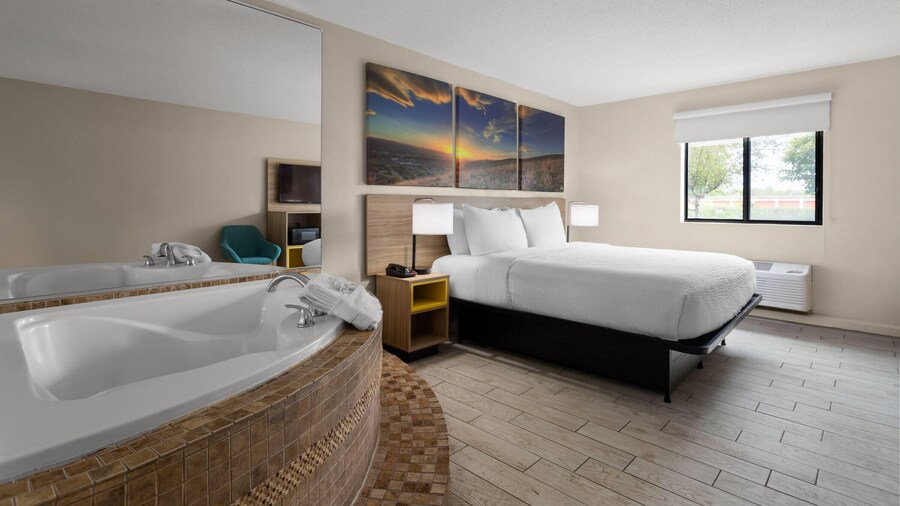 Days Inn and Suites by Wyndham Hammond, IN