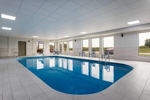 Indoor pool - Days Inn and Suites by Wyndham Hammond, IN (Hammond)