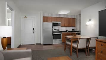 Full-size fridge, microwave, stovetop, dishwasher