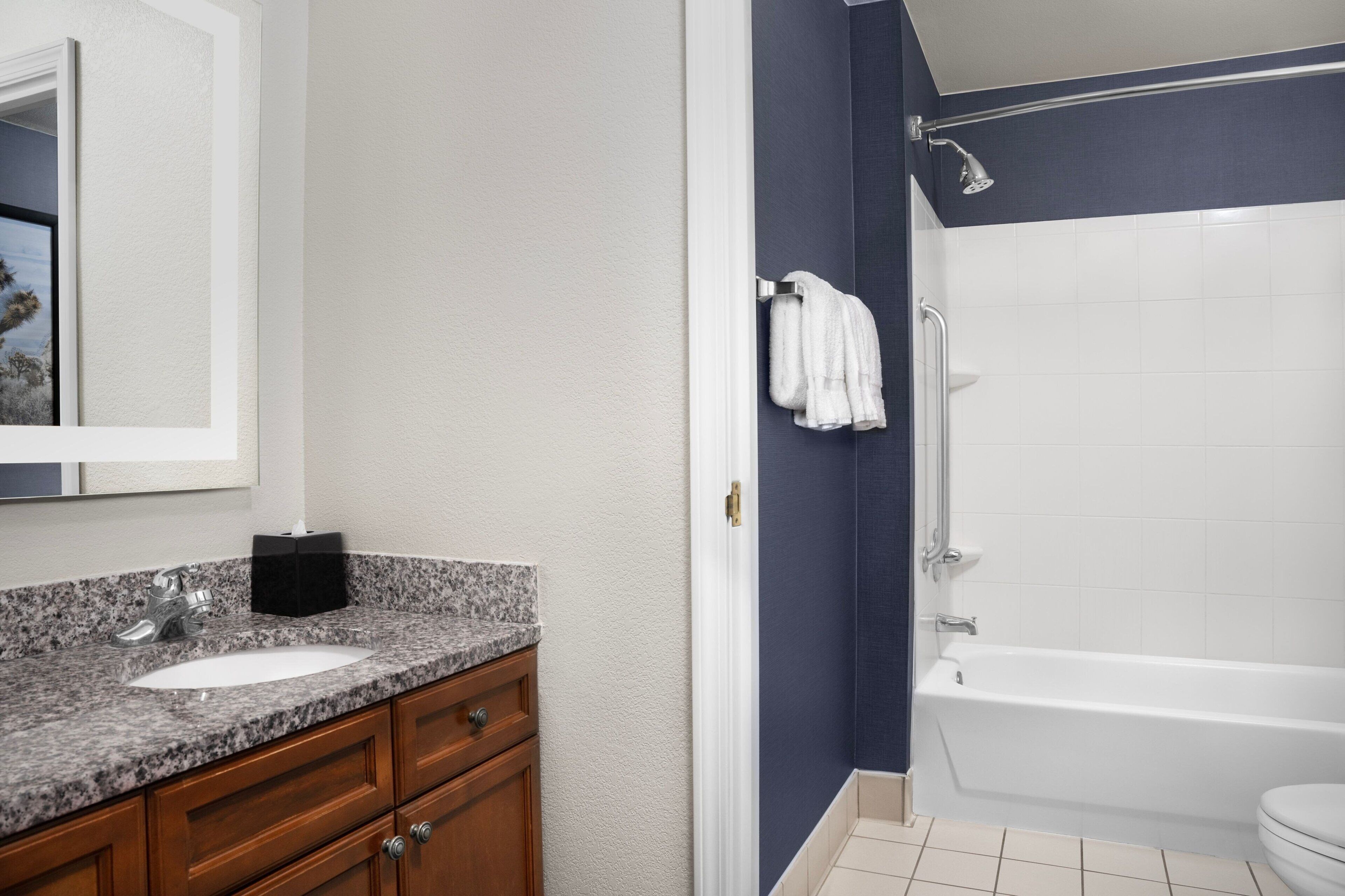 combined shower/bathtub, hair dryer, towels