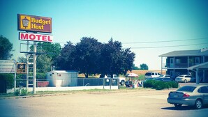 A motel with a signboard advertising 'Budget Host' and 'Motel'. - Budget Host 254 Inn Loveland (Loveland)