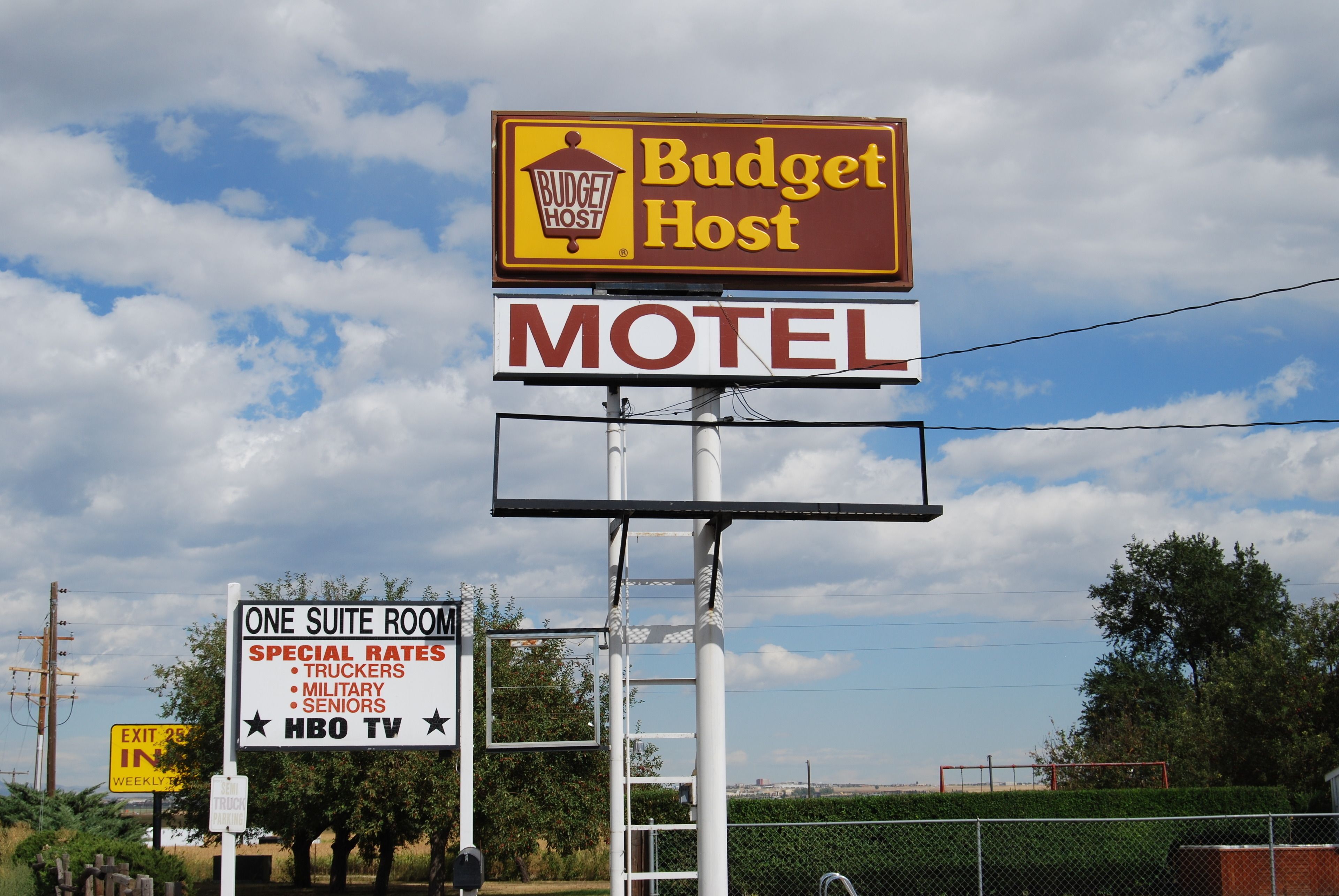 A motel sign with a Budget Host logo, indicating it is a Budget Host motel.