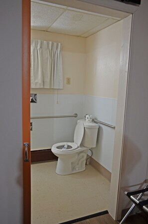 1 Queen Bed Accessible (Non Smoking) | Bathroom | Combined shower/tub, free toiletries, hair dryer, towels