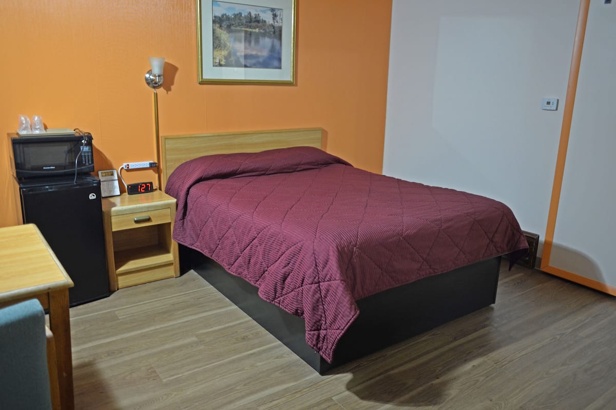 1 Queen Bed Accessible (Non Smoking) | 書桌、免費無線上網、床單