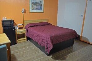 1 Queen Bed Accessible (Non Smoking) | Desk, free WiFi, bed sheets
