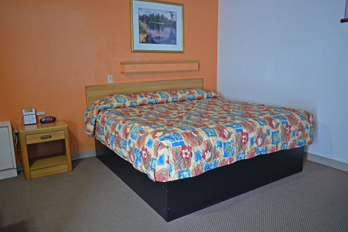 標準客房, 1 張特大雙人床, 非吸煙房 (No pets) | 書桌、免費無線上網、床單