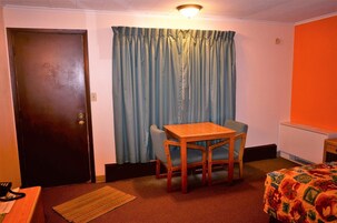 Escritorio, wifi gratis y ropa de cama 