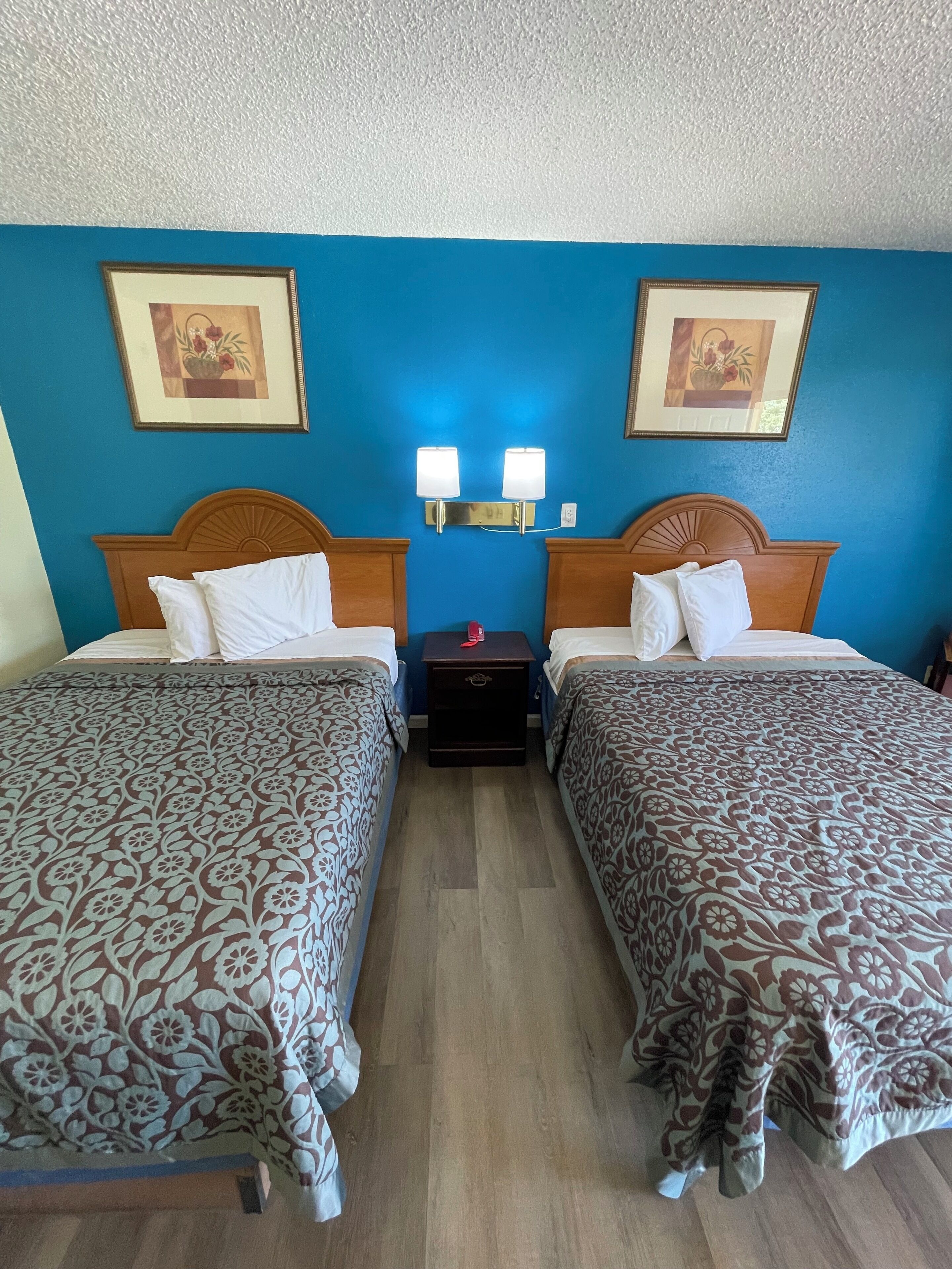 بديكورات فريدة لكل غرفة وطراز فريد لكل وحدة ومكتب وستائر تعتيم