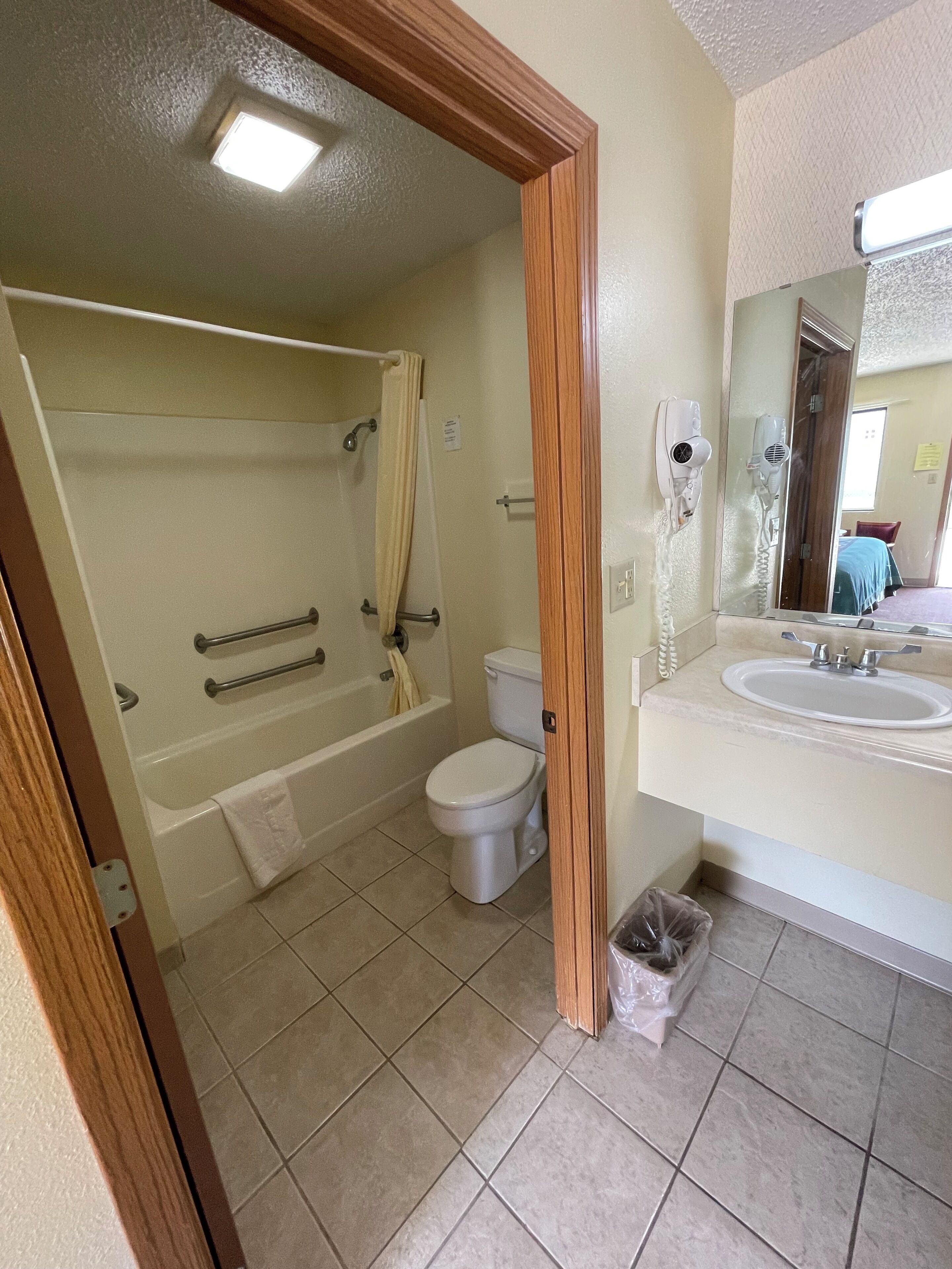 Un baño con bañera, inodoro y lavabo.