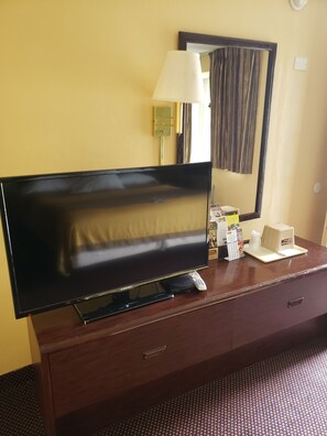 Iron/ironing board, free WiFi - Budget Host Inn Somerset (Somerset)