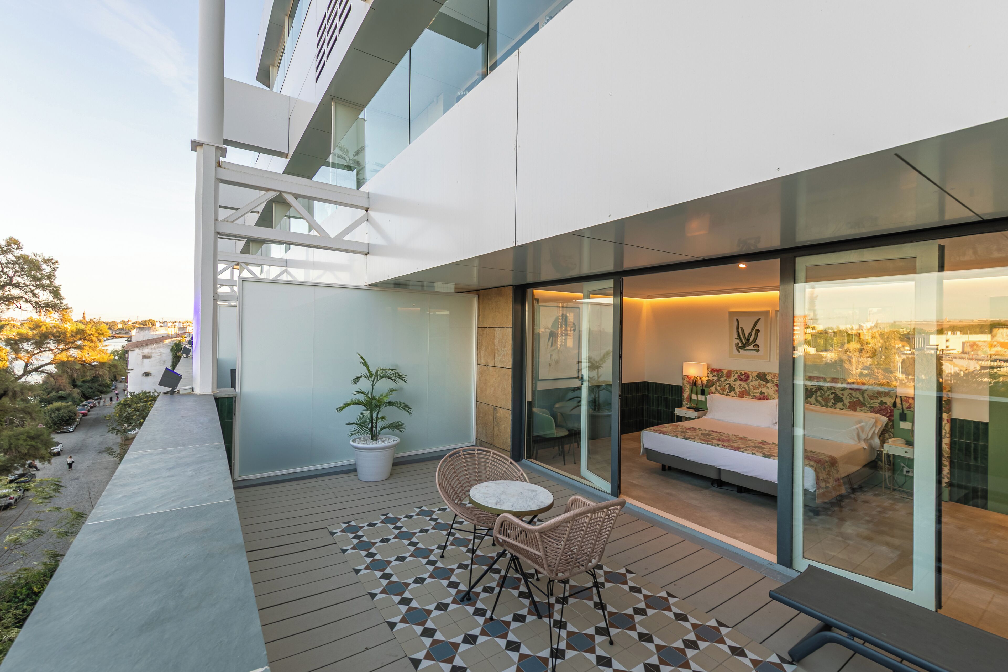 Quarto superior, terraço, vista para o rio | Frigobar, cofres nos quartos, escrivaninha