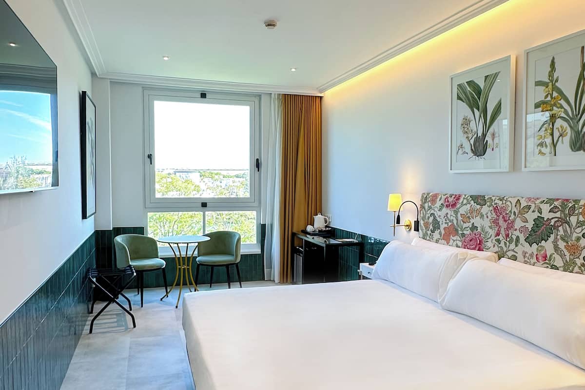 1 slaapkamer, een minibar, een kluis op de kamer, een bureau