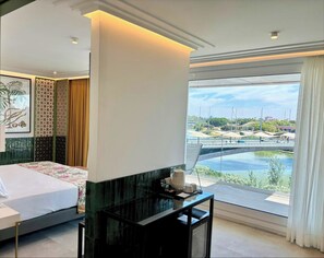 Suite júnior, terrassa, vistes al riu | 1 dormitori, minibar, caixa forta a l'habitació i escriptori 