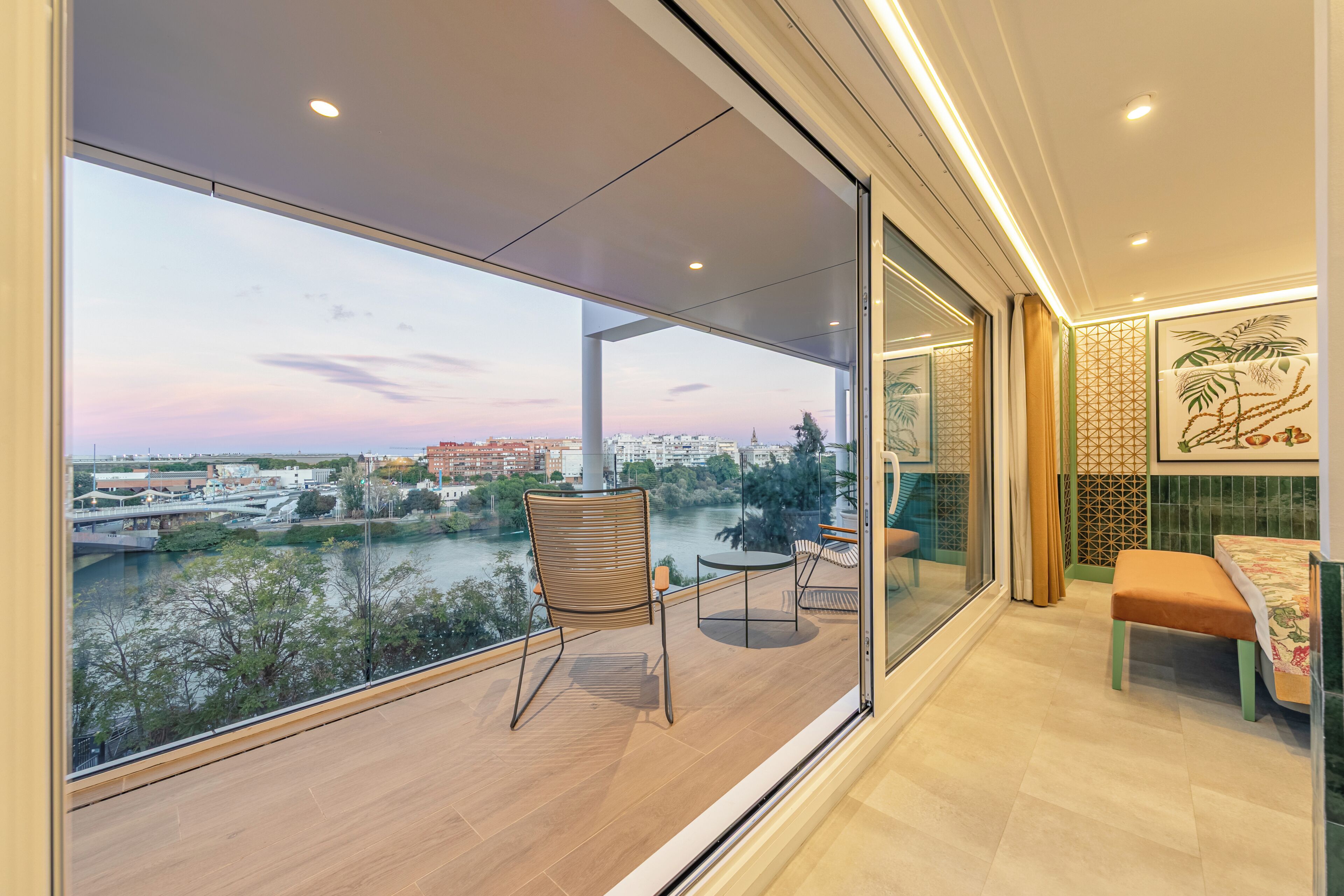 Junior suite, terras, uitzicht op rivier | Een minibar, een kluis op de kamer, een bureau, een laptopwerkplek