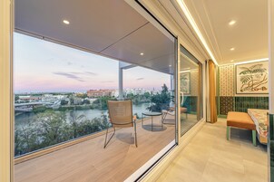 Minibar, caja de seguridad en la habitación y escritorio 