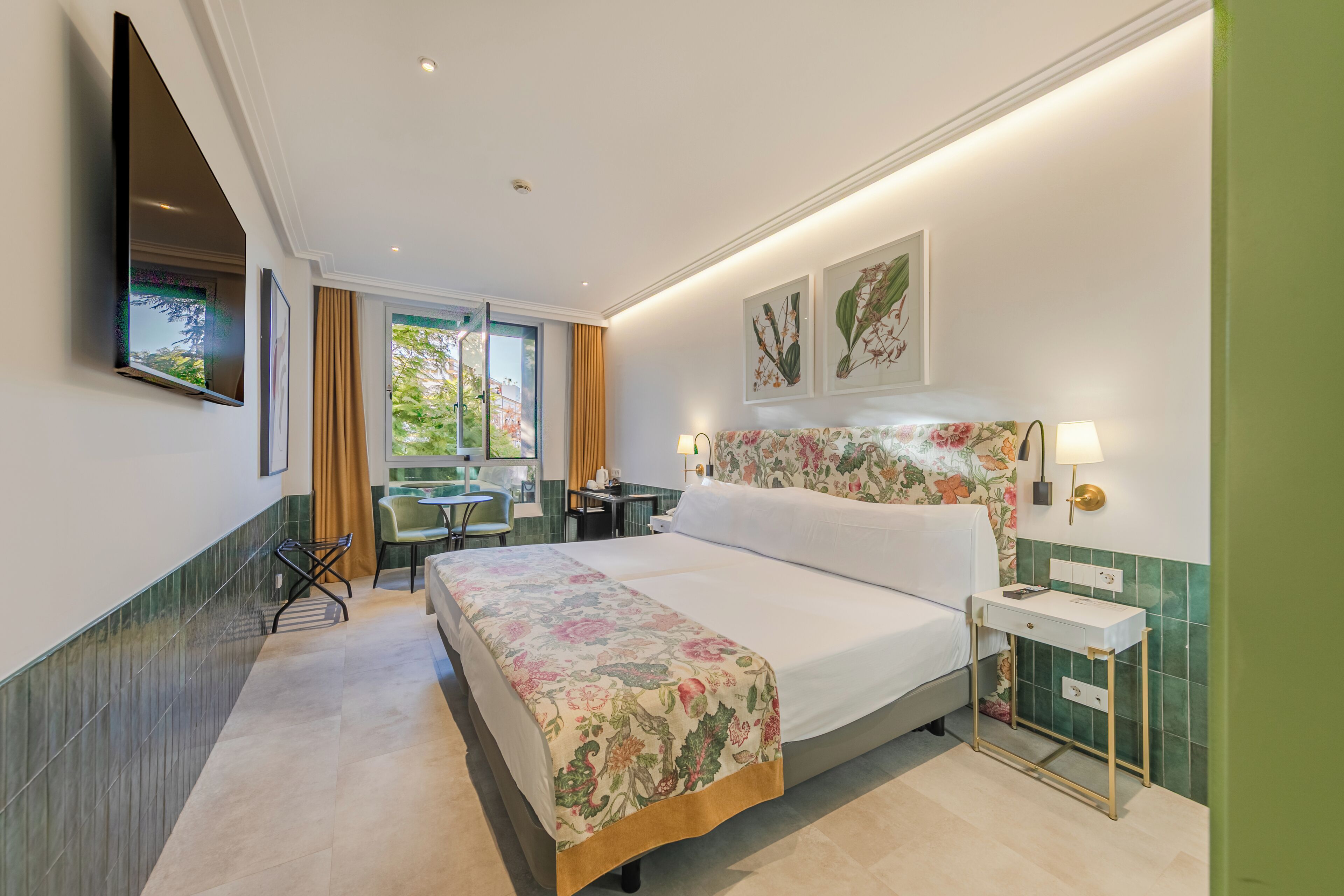 Frigobar, cofres nos quartos, escrivaninha