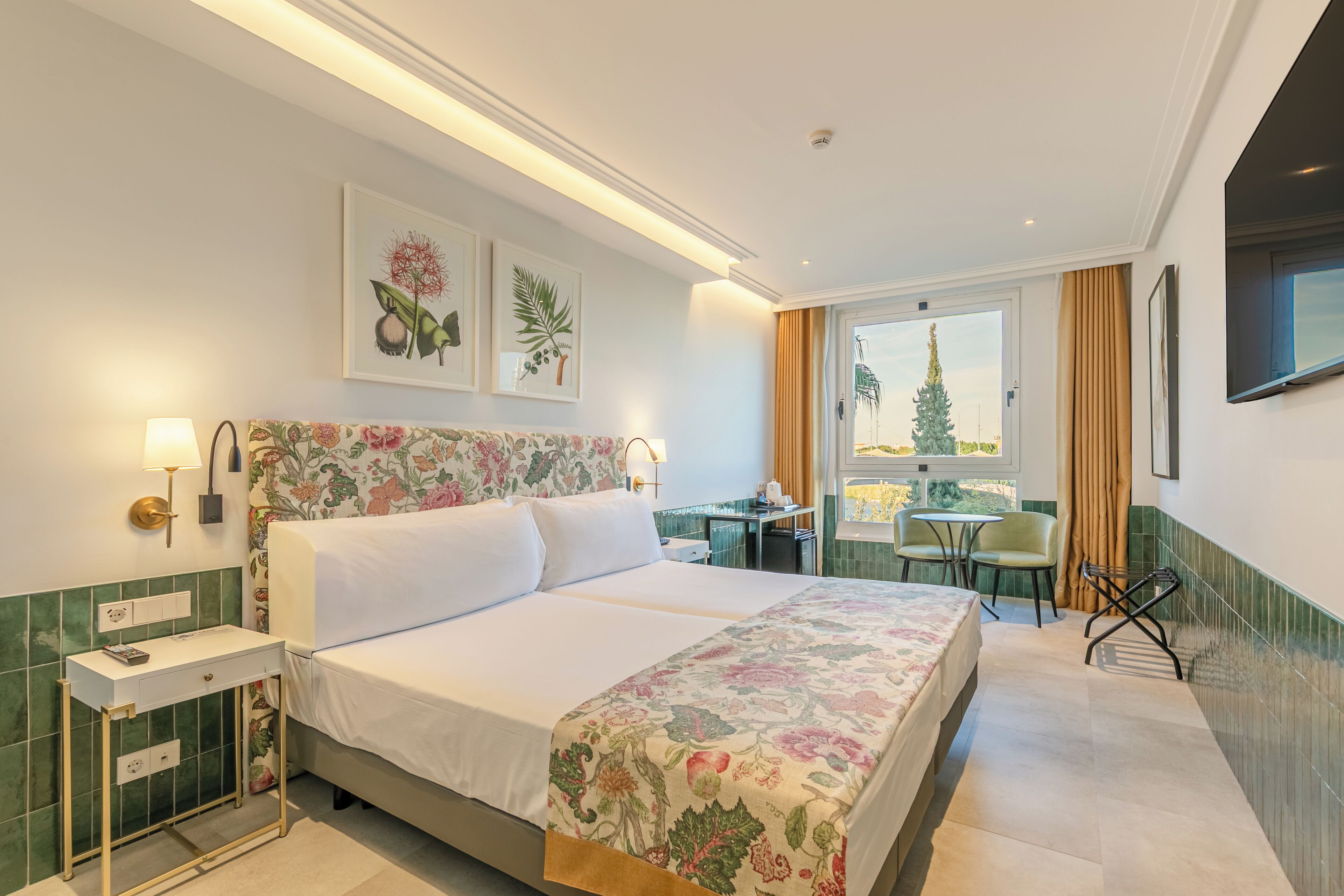 Frigobar, cofres nos quartos, escrivaninha