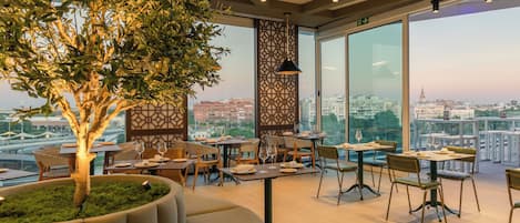 Restaurante con mesas al aire libre