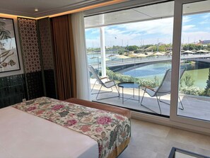 Suite junior, Terraza, vista al río | 1 habitación, minibar, caja de seguridad en la habitación y escritorio 