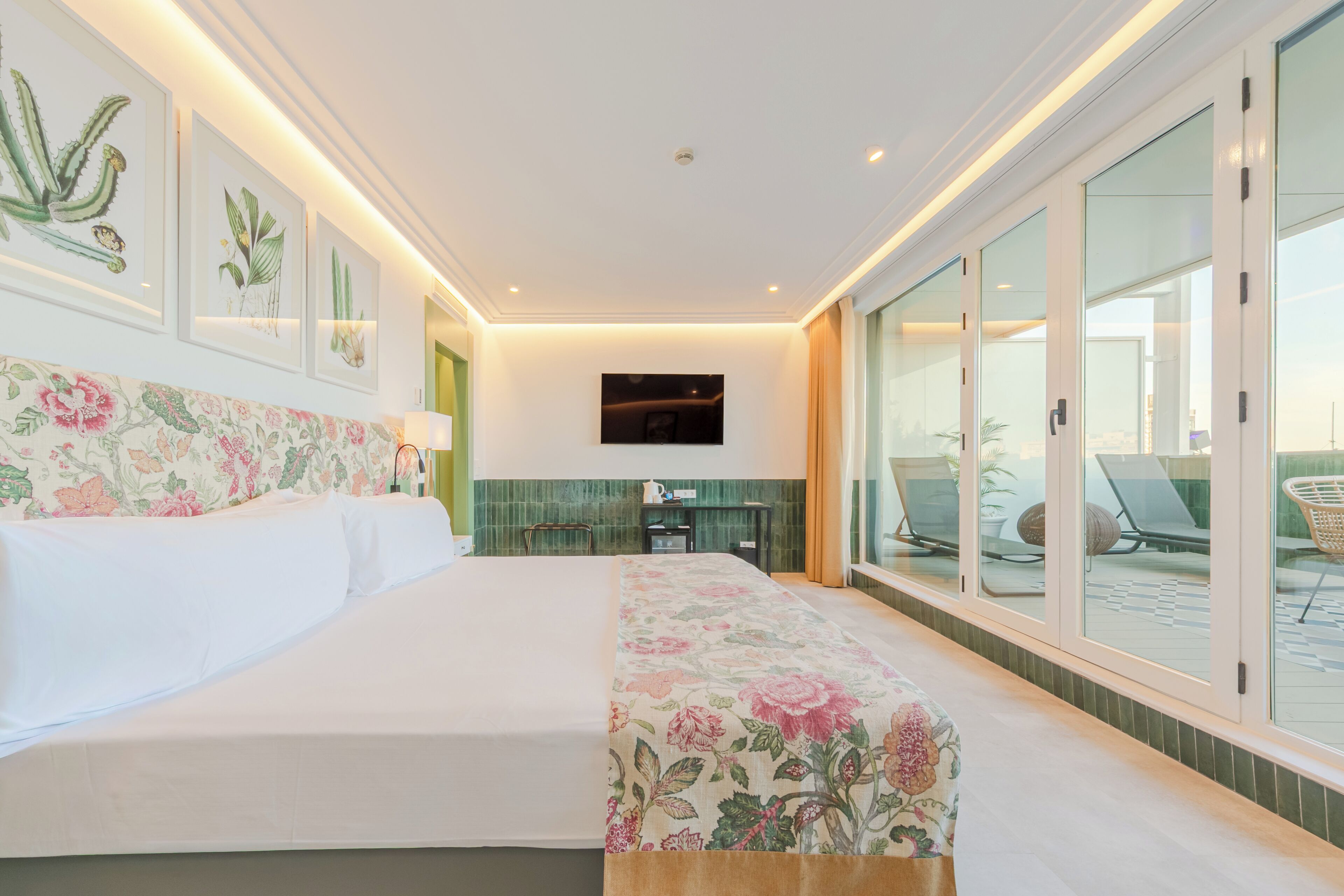 Quarto superior, terraço, vista para a cidade | Frigobar, cofres nos quartos, escrivaninha