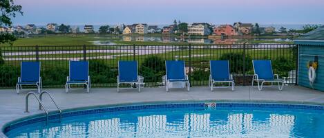 Piscina coberta, piscina a l'aire lliure de temporada i para-sols