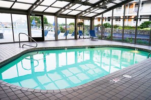 Indoor pool, seasonal outdoor pool, pool umbrellas, sun loungers - The Mariner Resort (Ogunquit)