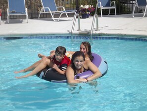 Piscina interna, piscina externa sazonal, guarda-sóis, espreguiçadeiras