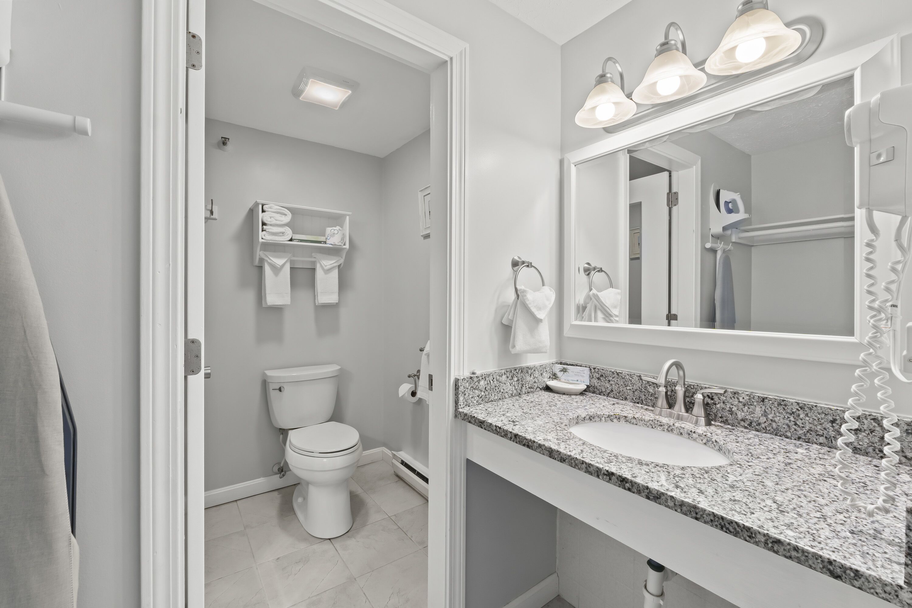 Quarto luxo, 2 camas Queen | Banheiro | Chuveiro/banheira combinados, secador de cabelo, toalhas de banho 